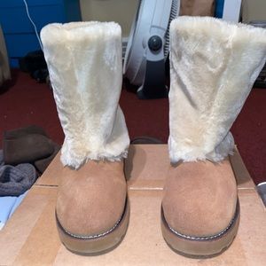 NWOT Size 7 Chestnut & Cream Uggs